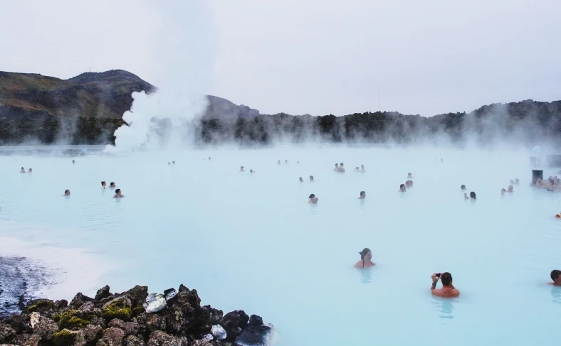 На изображении посетители бассейнов Голубой лагуны