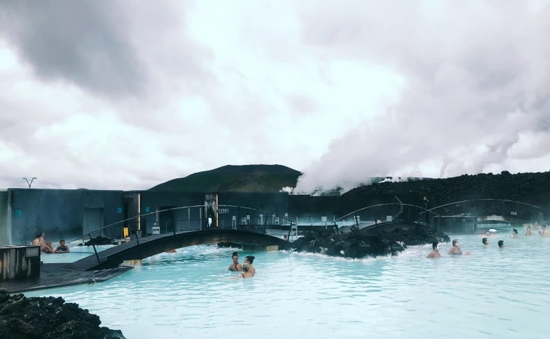 На изображении пейзаж местности Голубой лагуны в Исландии