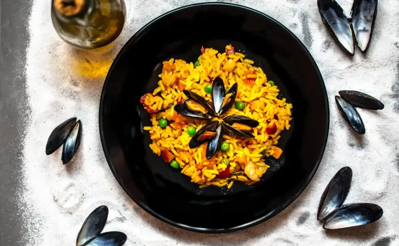 На изображении национально блюдо - паэлья, Испанская кухня