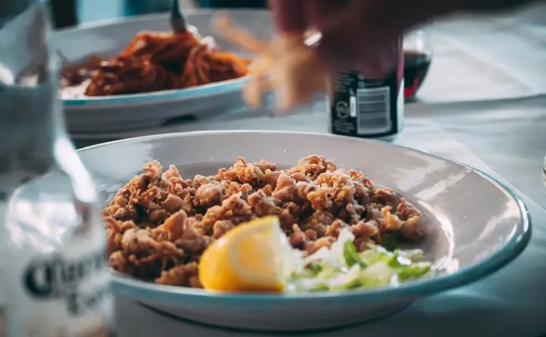 На изображени, одно из традиционных блюд на Амальфитанском побережье, Амальфитанское побережье фото