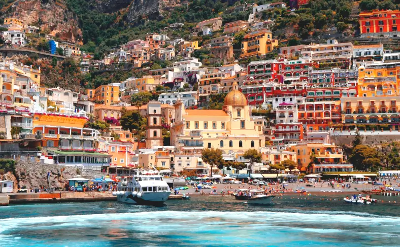 На изображени, красивый вид на город, Амальфитанское побережье фото