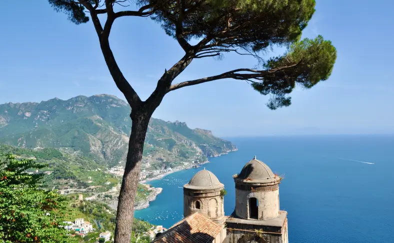 На изображени, вид на побережье Равелло, Амальфитанское побережье фото