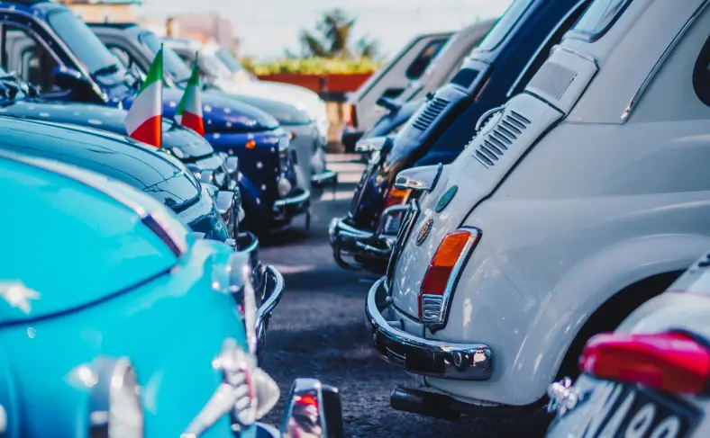 На изображени, привычные итальянские машины, Амальфитанское побережье фото