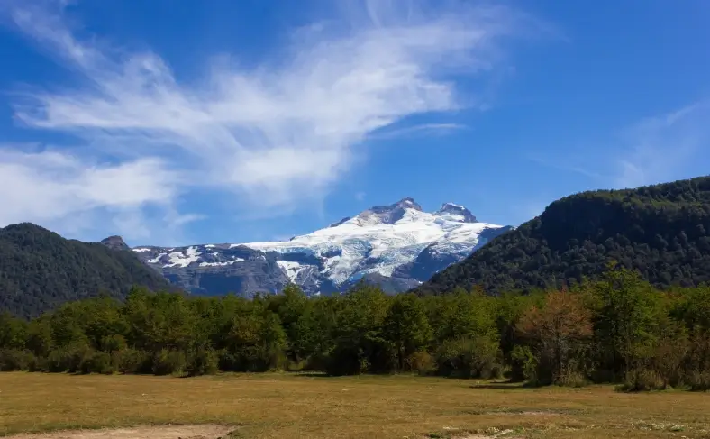 На изображении, вид на потухший вулкан в Аргентине, Аргентина фото