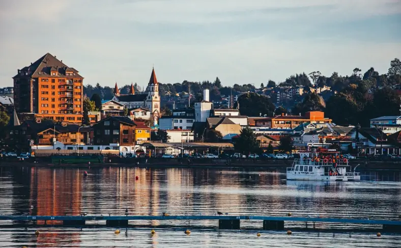 На изображении, вид на город вдоль реки, Чили фото