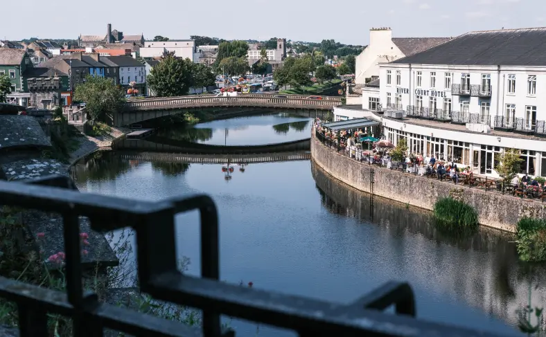На изображении, фасад отеля вдоль реки, Ирландия фото