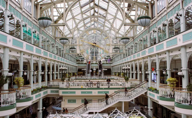 На изображении, крытый рынок на улице St. George`s Street, Ирландия фото