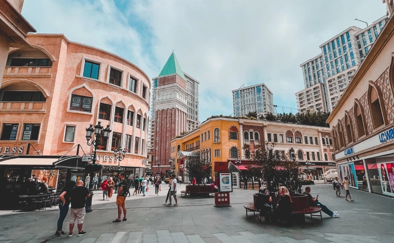 На изображении, площадь с большим количеством магазинов, Стамбул фото