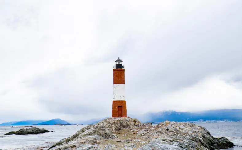 На изображении, достопримечательностю Маяк на скале, Патагония фото