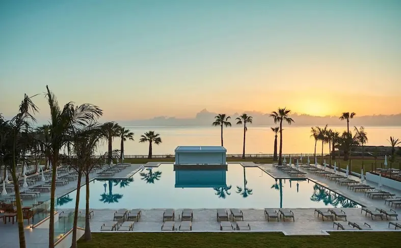 На изображении, один из отелей в Протарасе