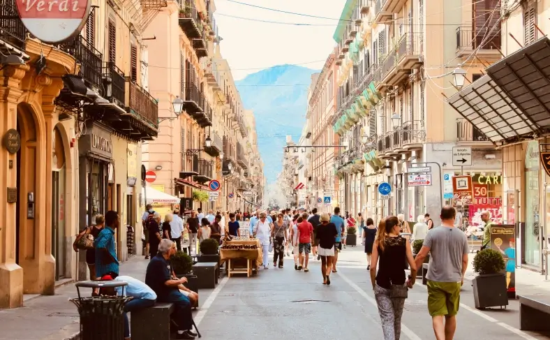 На изображении, улица, на которой большое количество магазинов, Испания фото