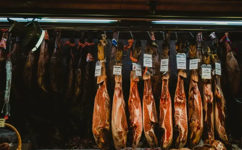 На изображении, прилавок с большим выбором хамона, Испания фото